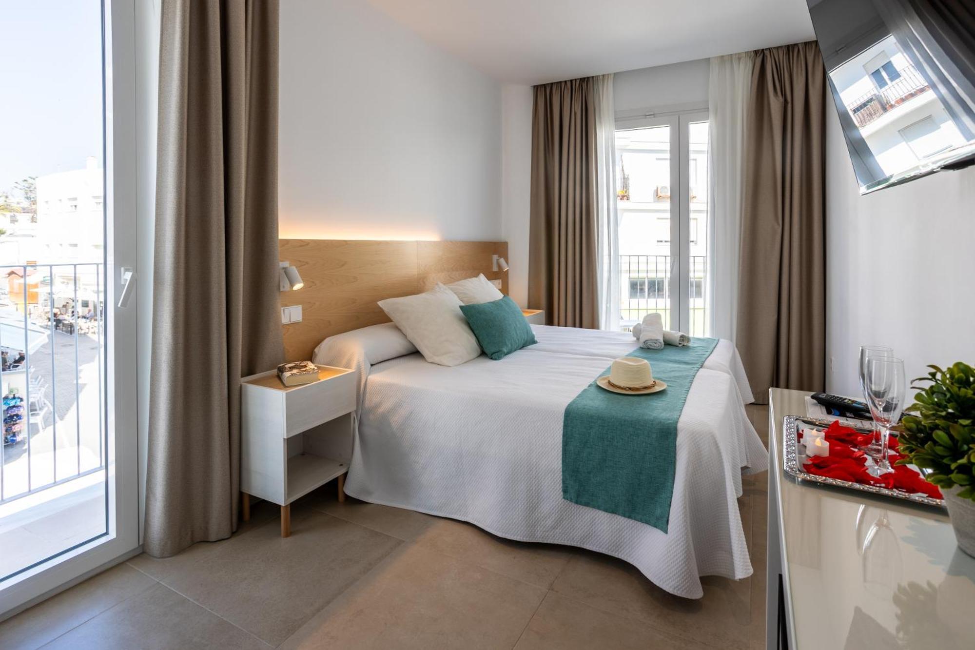 Hotel Oasis Centro Кониль-де-ла-Фронтера Экстерьер фото