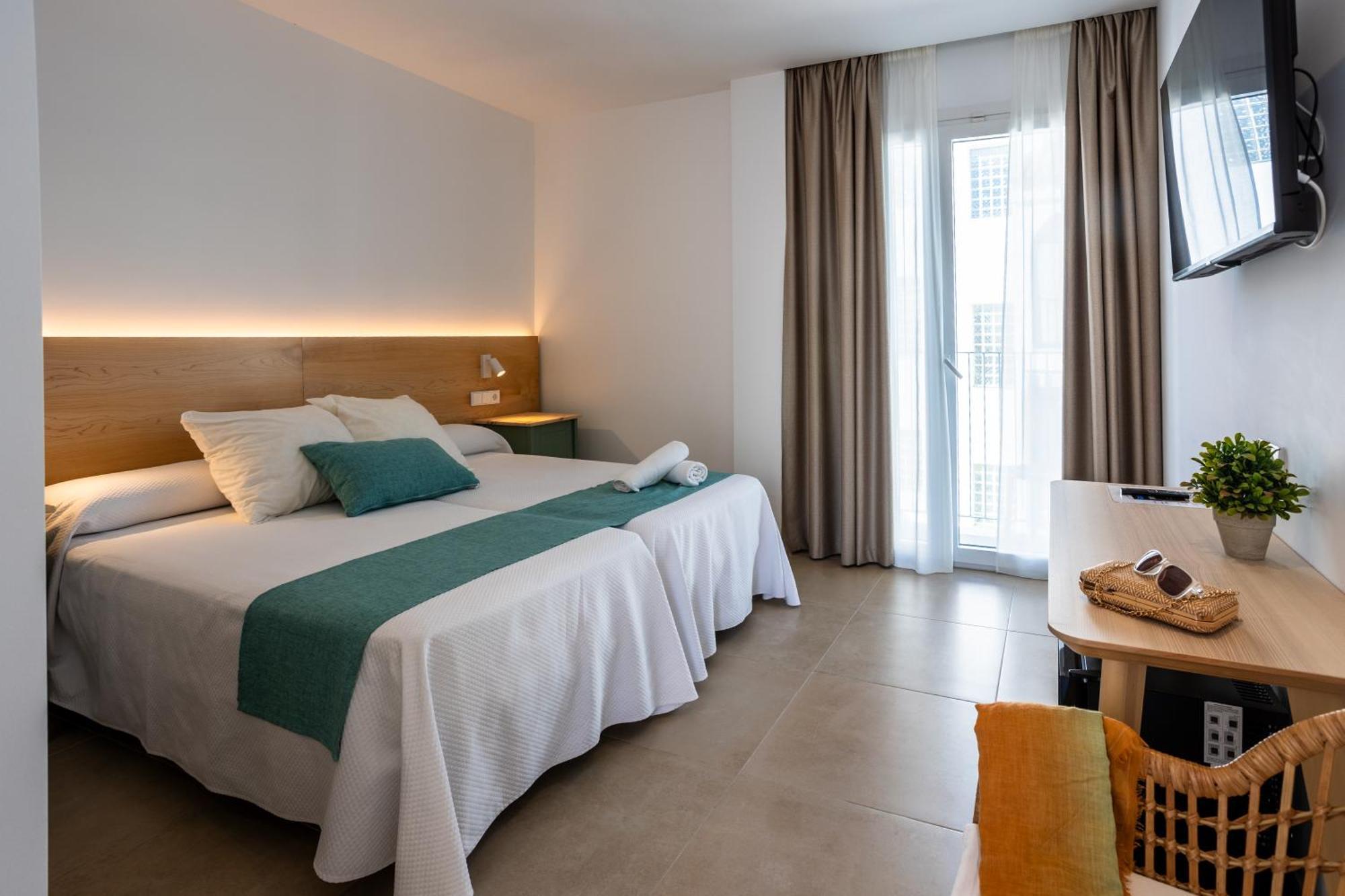 Hotel Oasis Centro Кониль-де-ла-Фронтера Экстерьер фото
